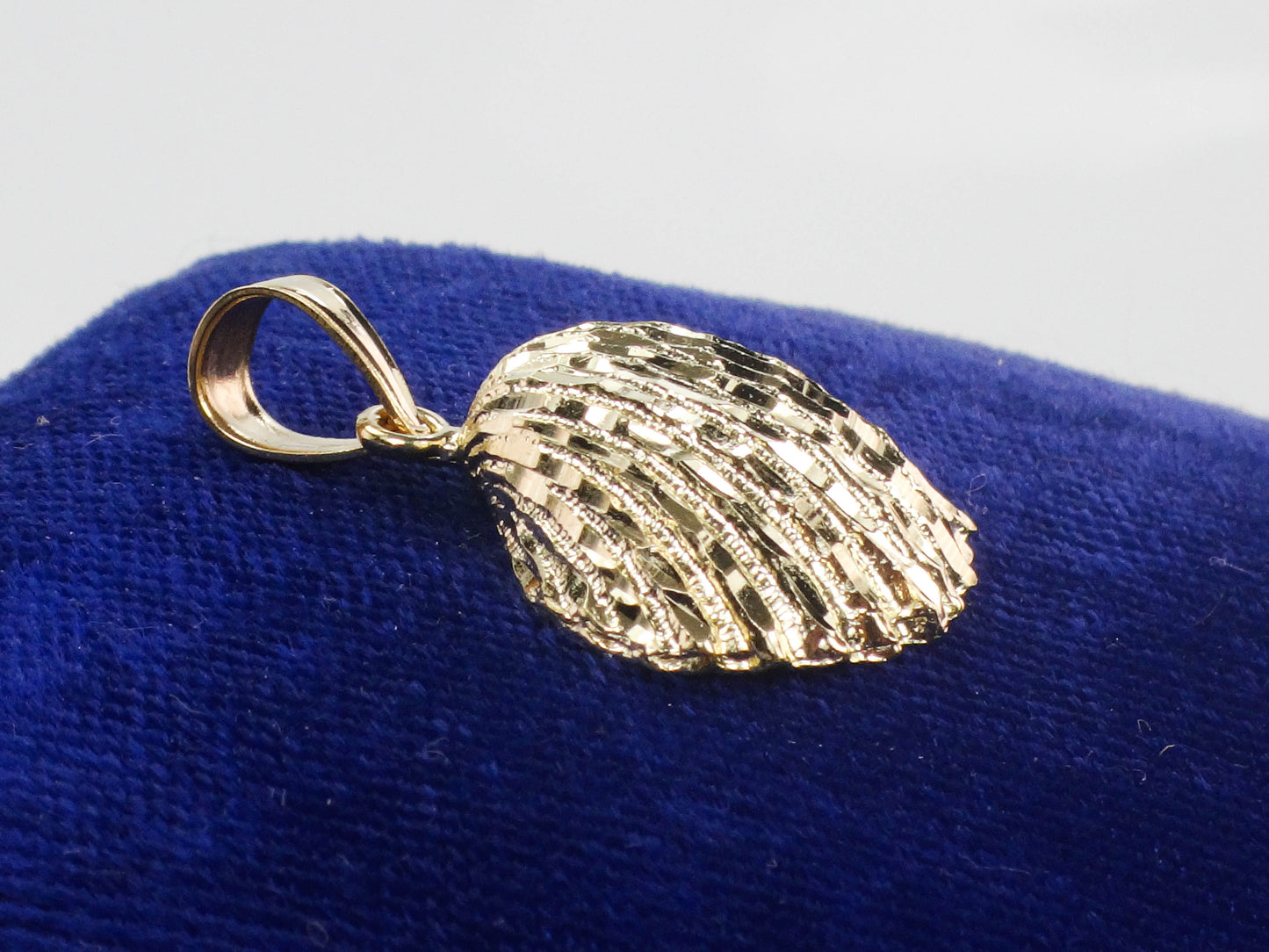 Solid 14k Yellow Gold Seashell Pendant