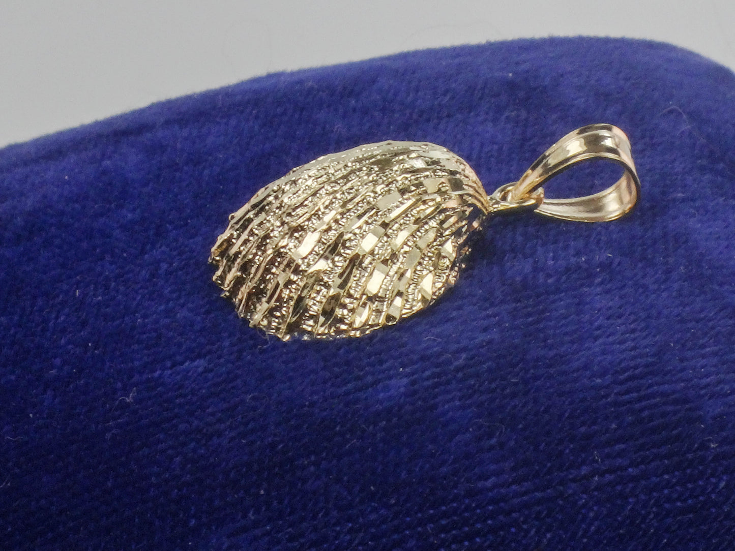 Solid 14k Yellow Gold Seashell Pendant