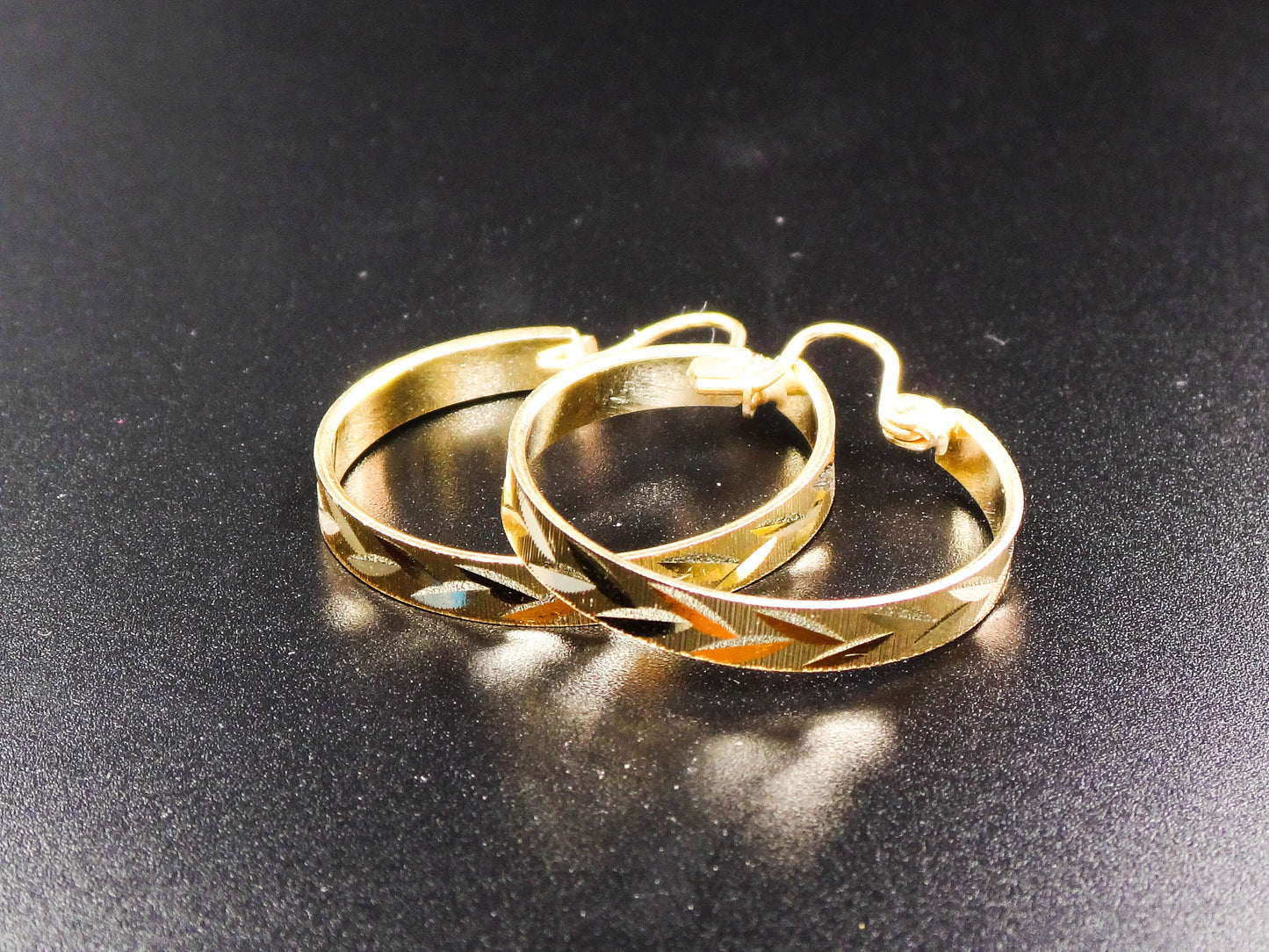 Vintage 14k Yellow Gold Round Hoop Earrings with Diamond Cut Wheat Design