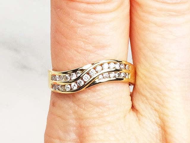 Vintage Diamond Twist Ring: 14k Yellow Gold Wave Style, Size 7.25