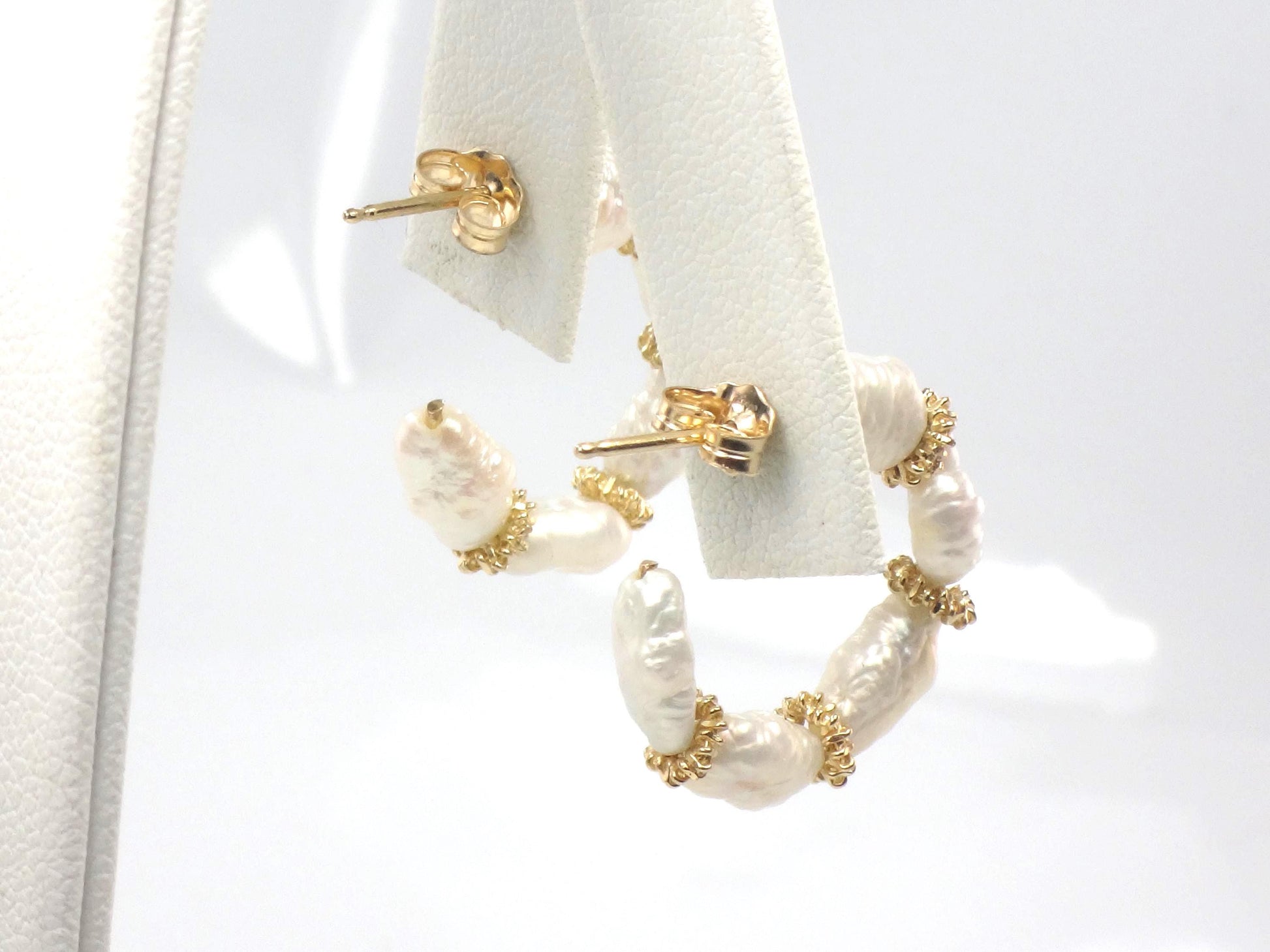 Vintage 14k Yellow Gold Freshwater Pearl Hoop Earrings