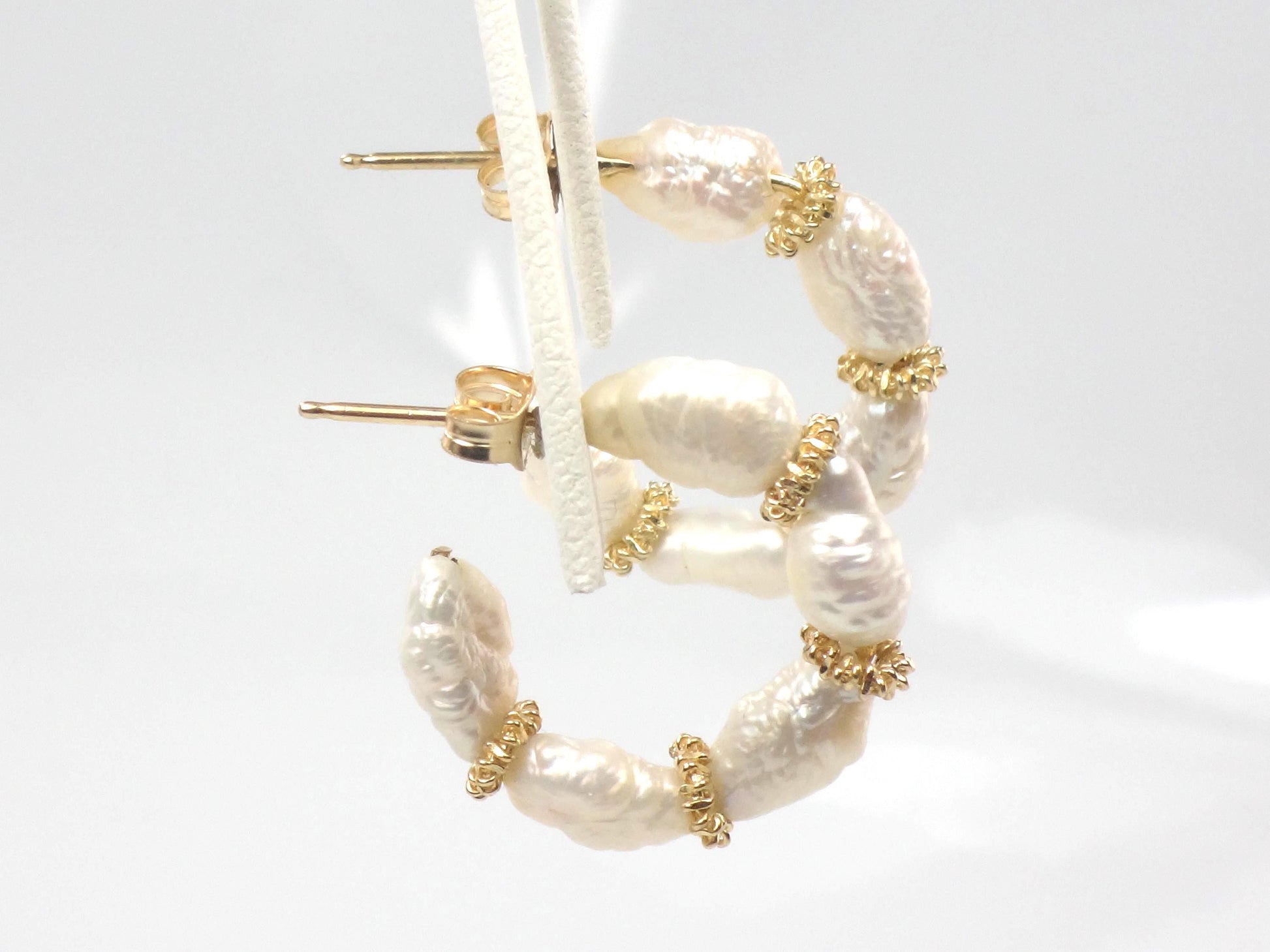 Vintage 14k Yellow Gold Freshwater Pearl Hoop Earrings