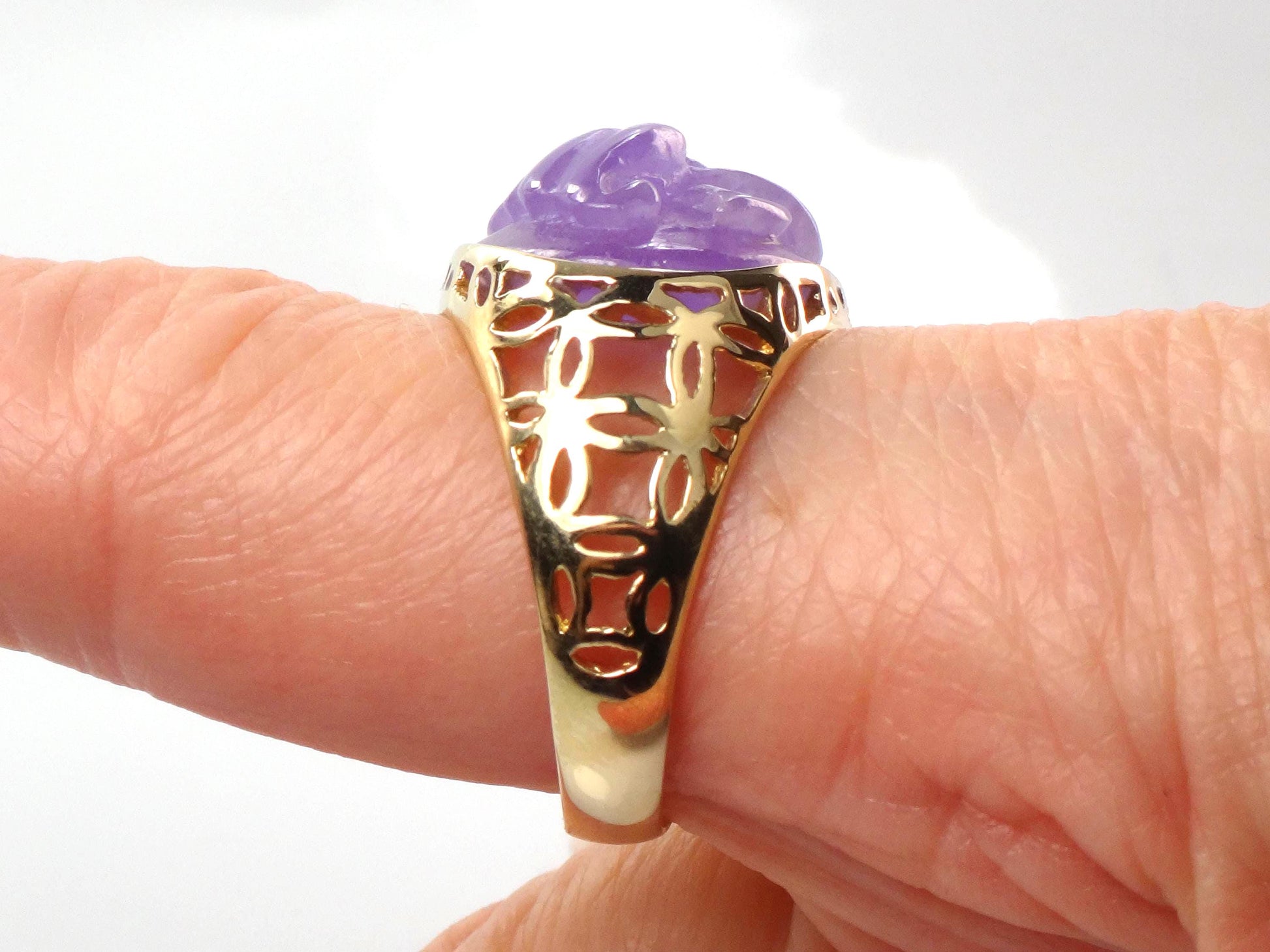 Vintage 14k Yellow Gold Carved Lavender Jade Ring, Size 10-BelmarJewelers