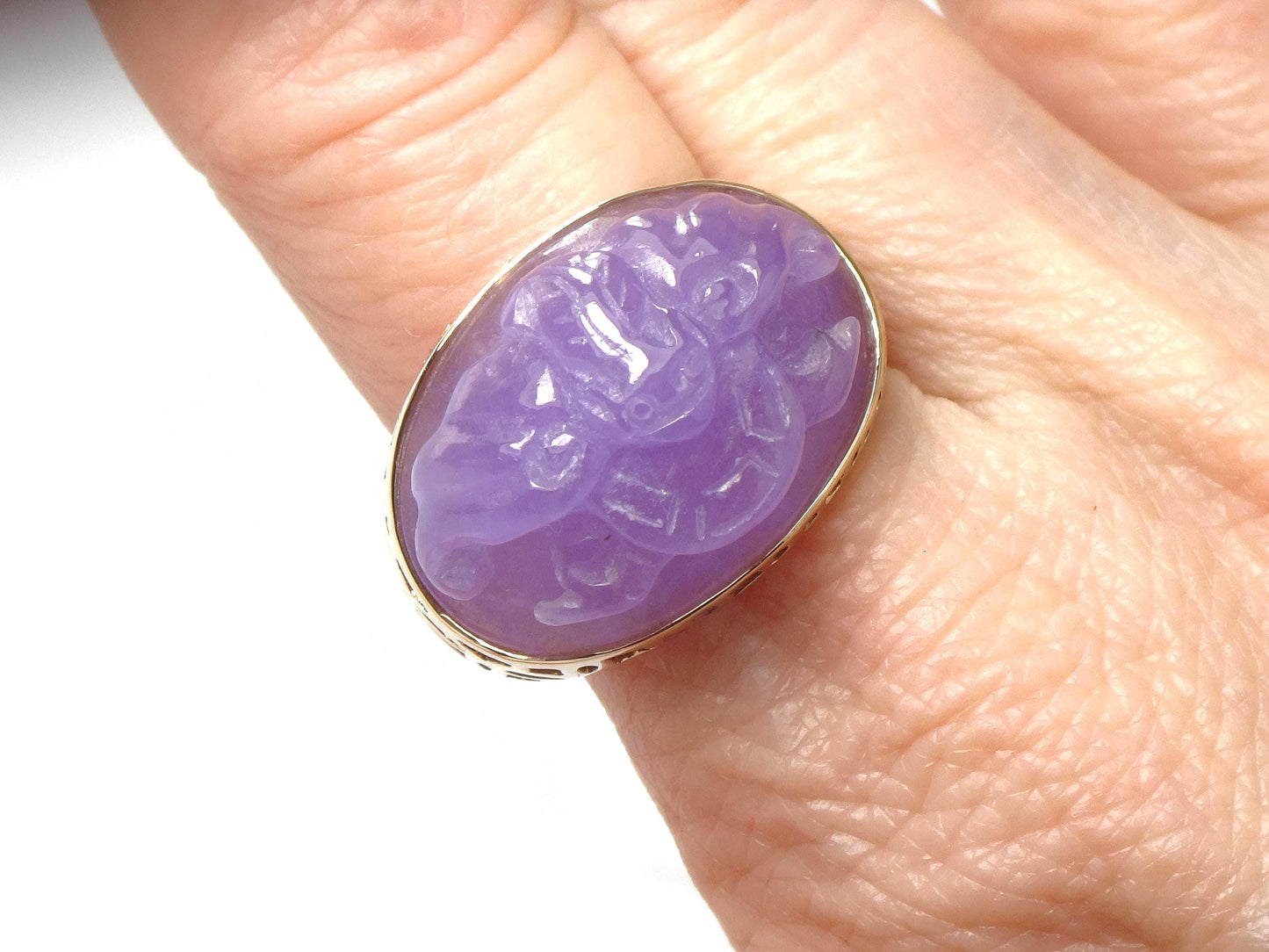 Vintage 14k Yellow Gold Carved Lavender Jade Ring, Size 10-BelmarJewelers