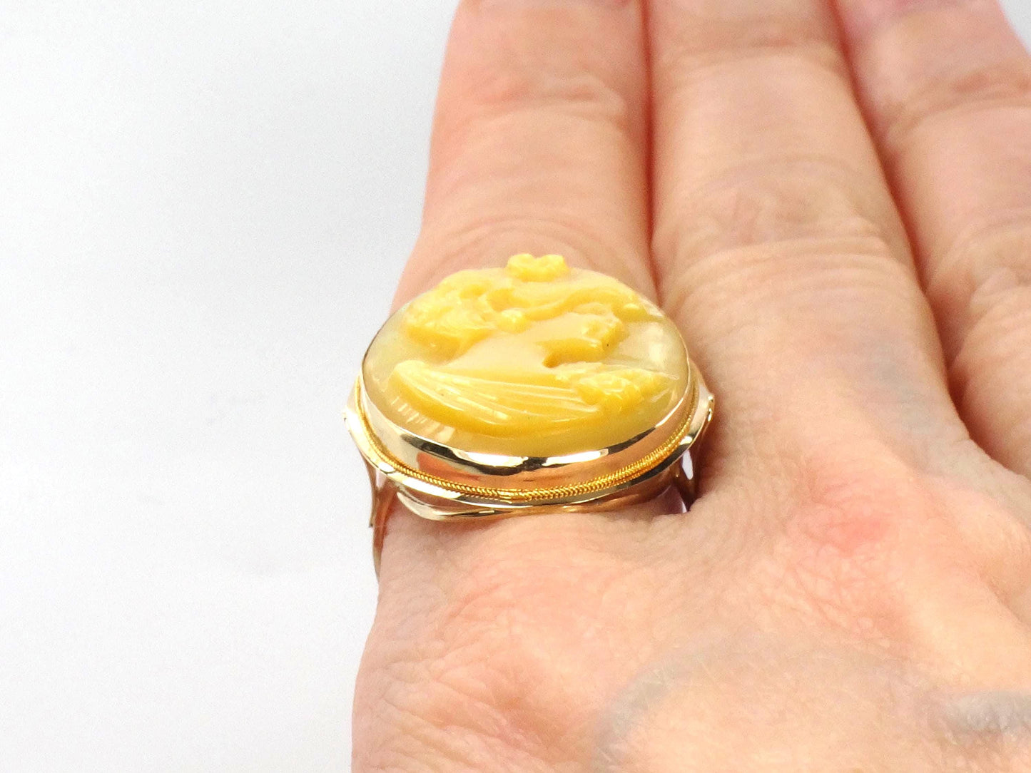 Vintage 14k Yellow Gold Italian Mother of Pearl Cameo Ring, Size 8-BelmarJewelers