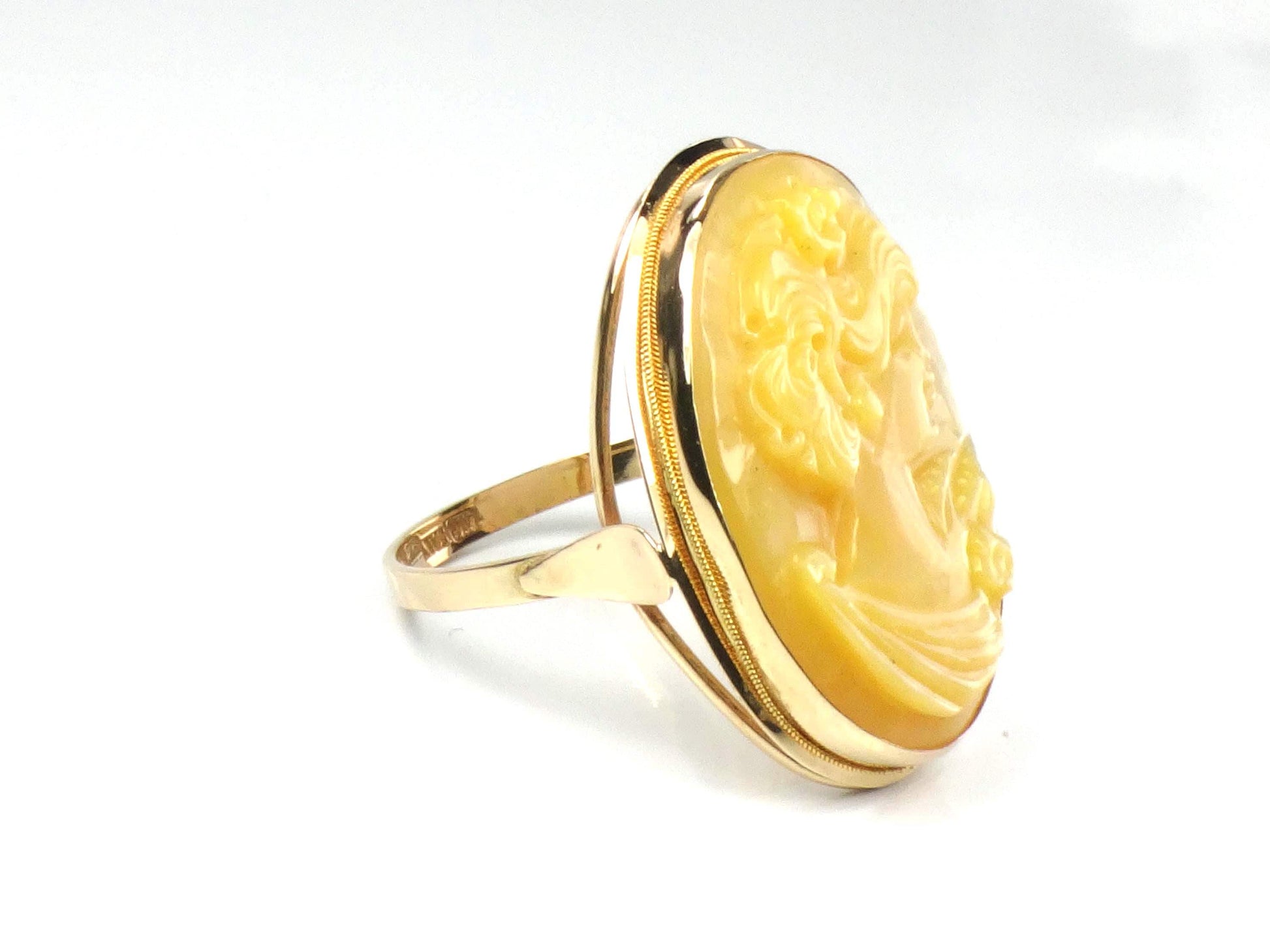 Vintage 14k Yellow Gold Italian Mother of Pearl Cameo Ring, Size 8-BelmarJewelers