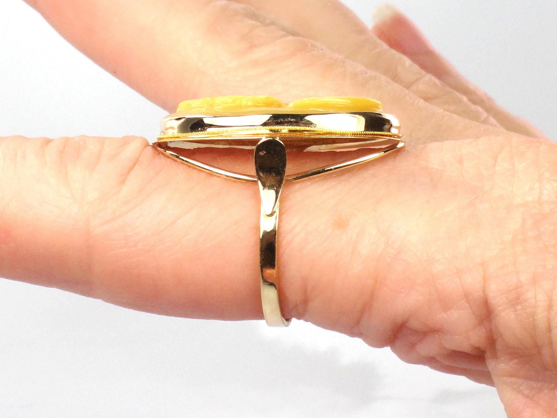 Vintage 14k Yellow Gold Italian Mother of Pearl Cameo Ring, Size 8-BelmarJewelers
